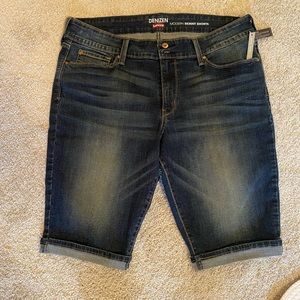 Levi modern skinny shorts